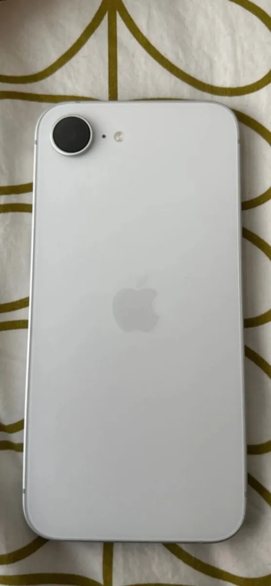 iPhone 16e - Image 1