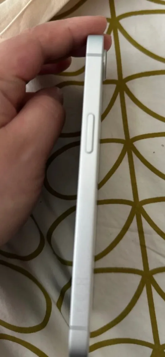 iPhone 16e - Image 3
