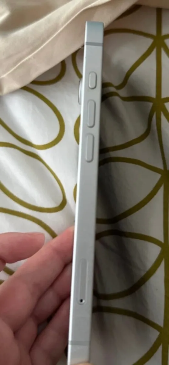 iPhone 16e - Image 4