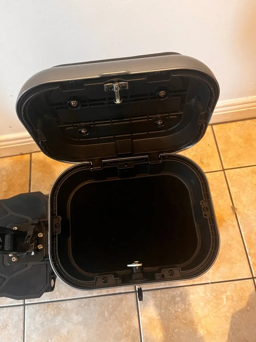 M5 Pro Electric Scooter- Phone Holder and Seat! - Image 4
