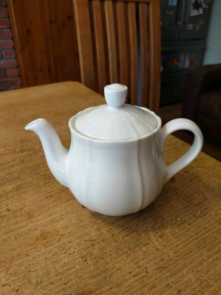 White vintage Ceramic Tea pot, like new. - Image 1