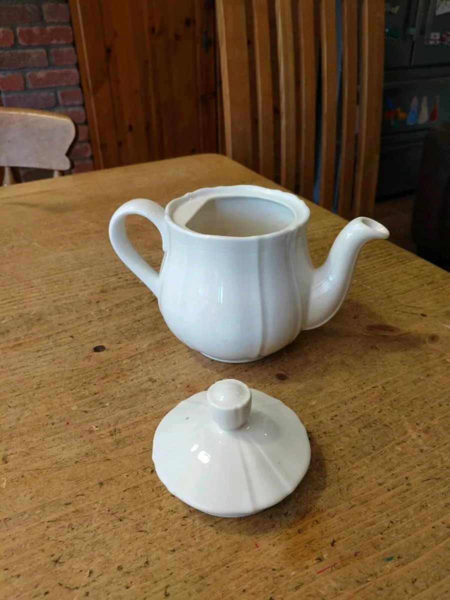 White vintage Ceramic Tea pot, like new. - Image 3