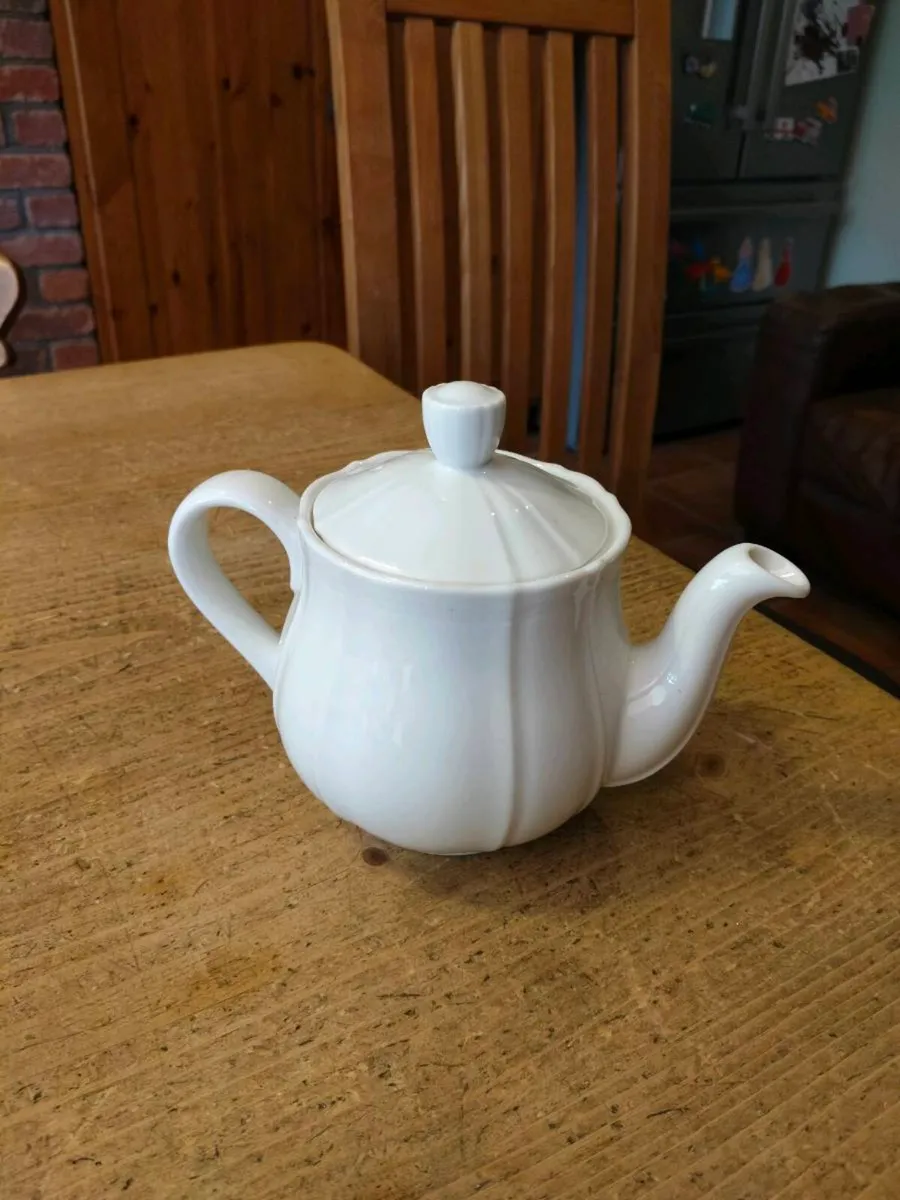 White vintage Ceramic Tea pot, like new. - Image 2