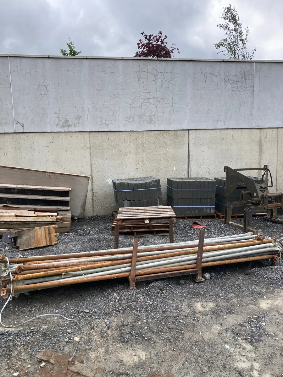 Scaffolding and acrow props - Image 1