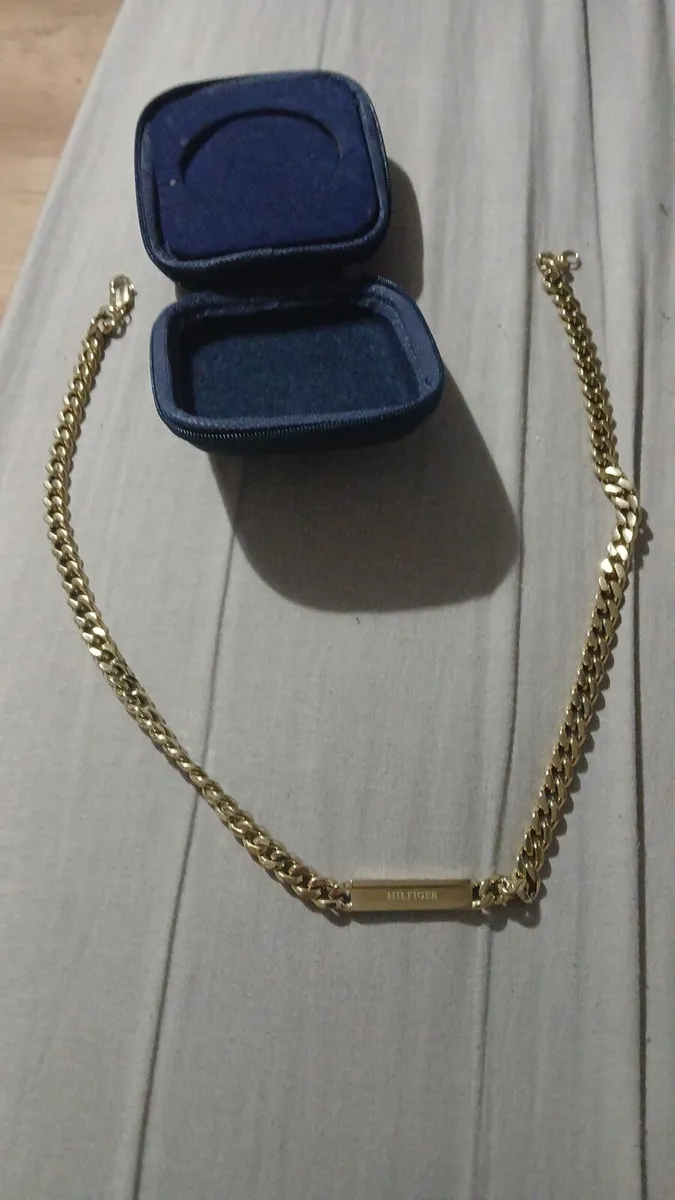 Tommy hilfiger chain