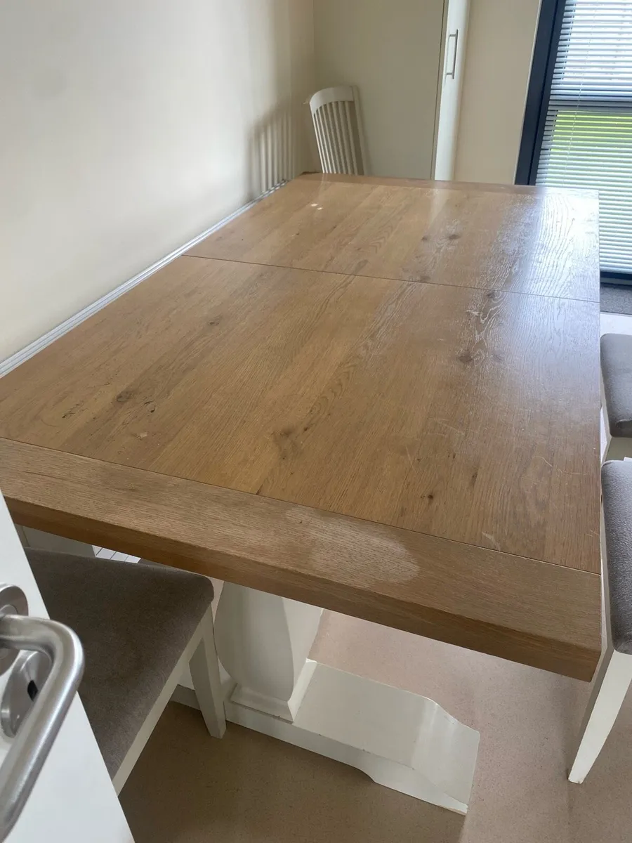 Table and chairs - Image 1