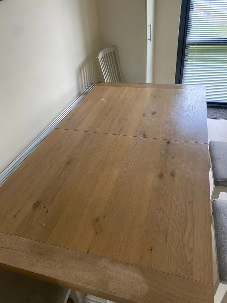 Table and chairs - Image 2