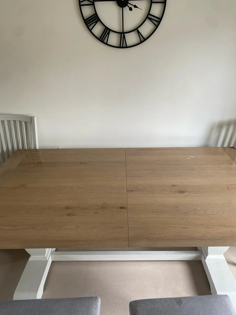 Table and chairs - Image 3