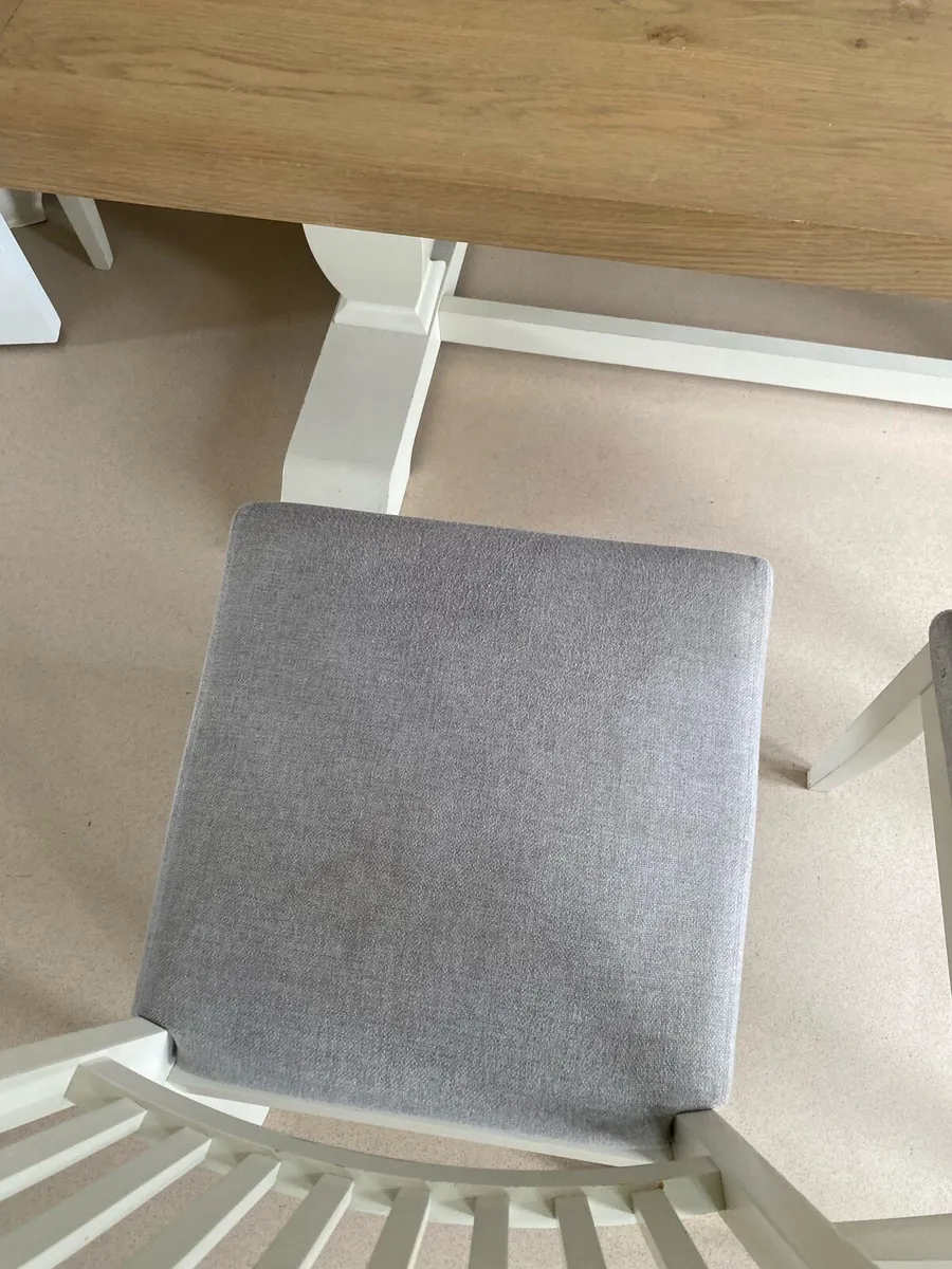Table and chairs - Image 4