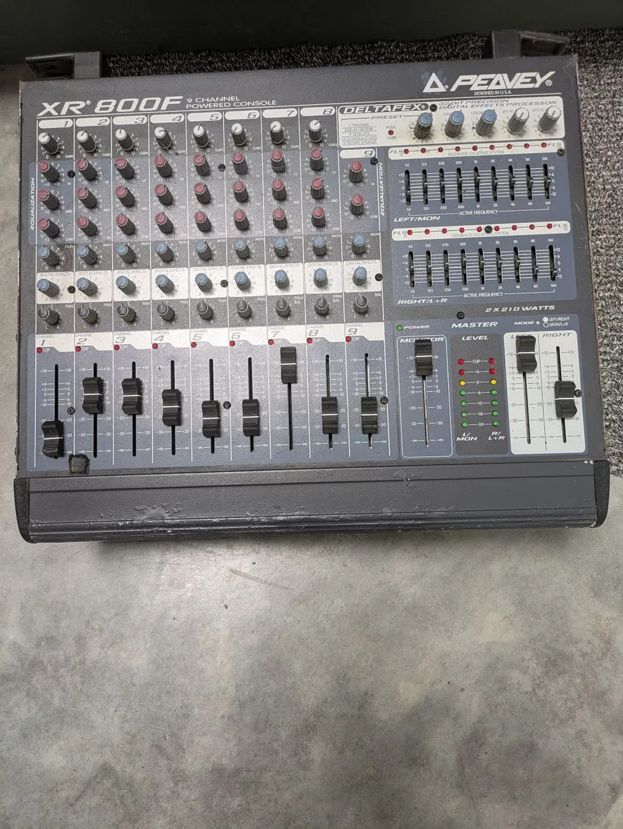 PeaveyPowered mixer - Image 1