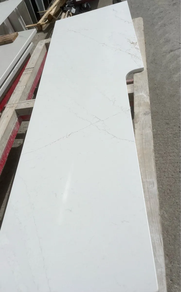 Quartz 20mm et glow worktop - Image 1
