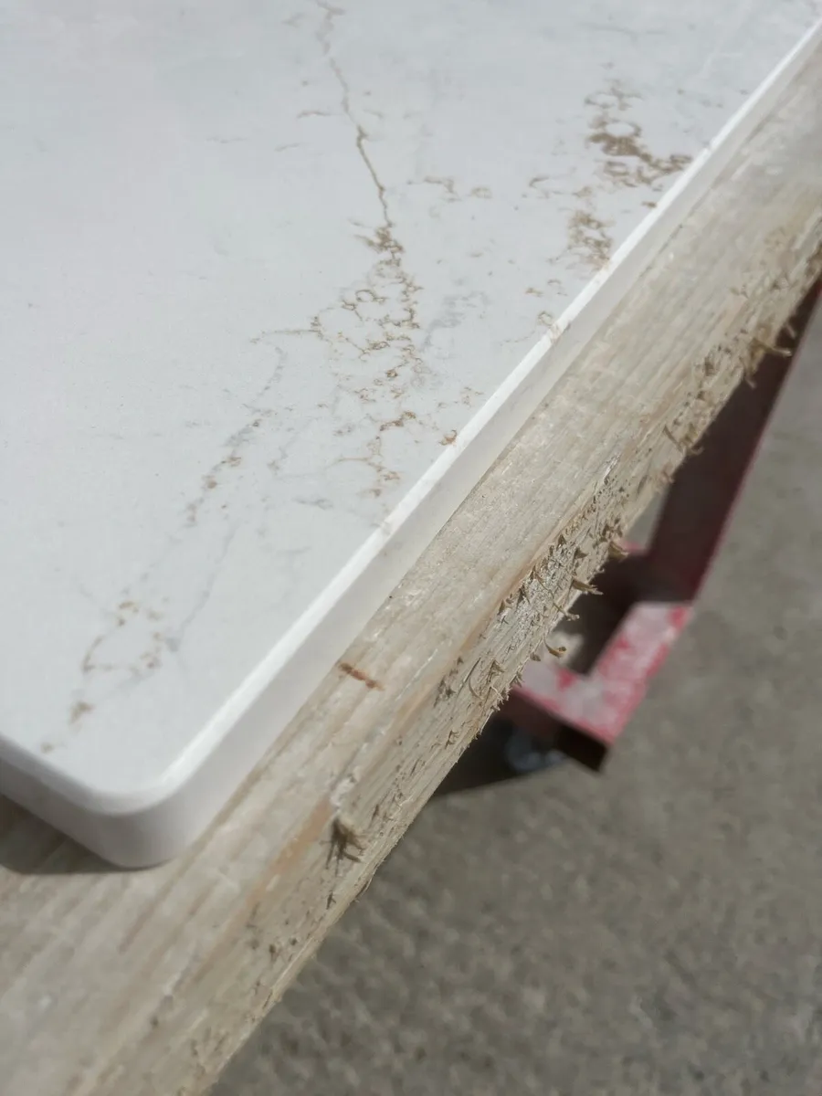 Quartz 20mm et glow worktop - Image 2