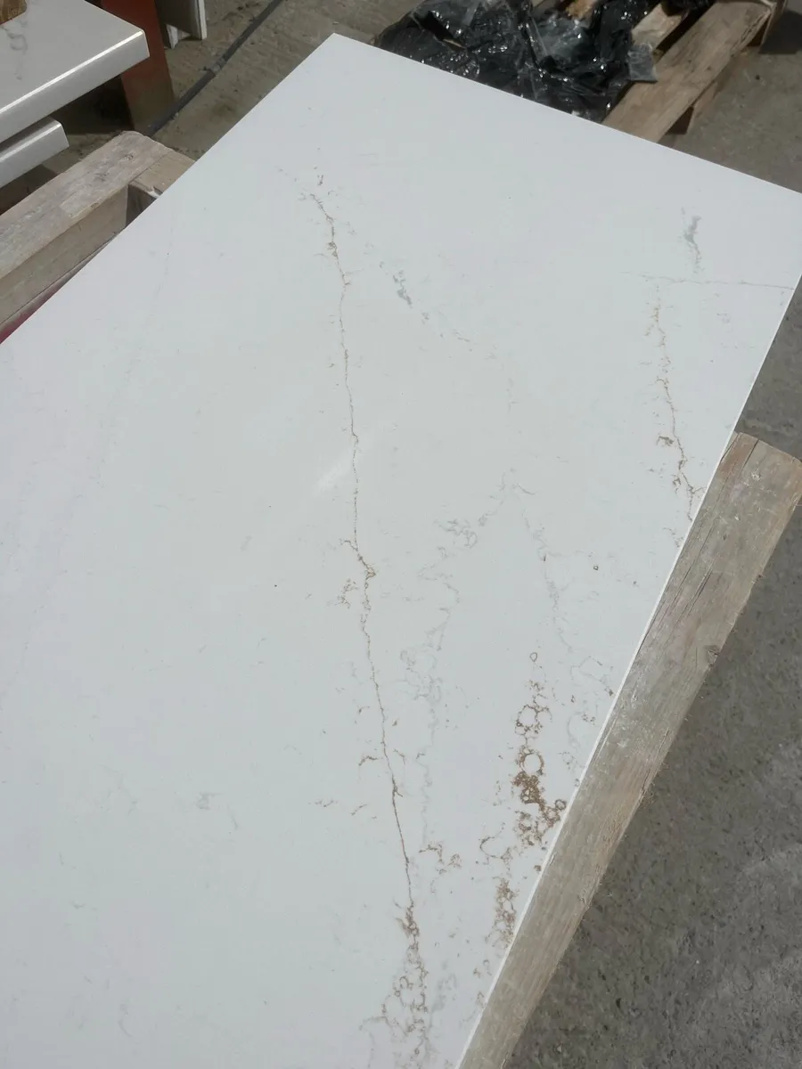 Quartz 20mm et glow worktop - Image 3
