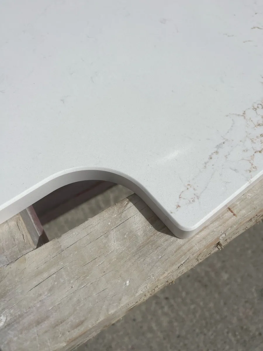 Quartz 20mm et glow worktop - Image 4