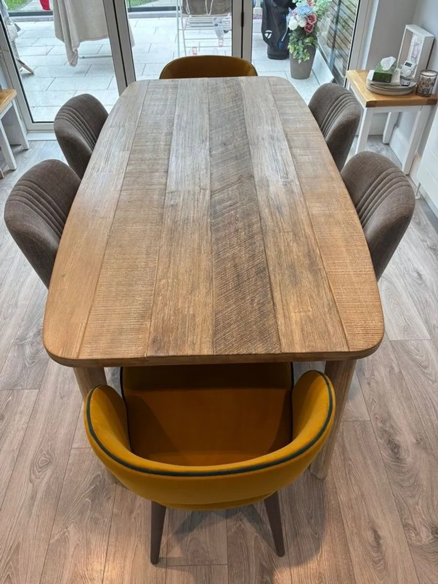 Dining table and 6 chairs - Image 1
