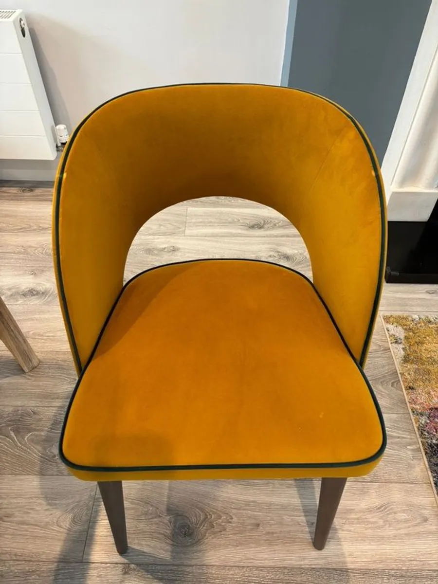 Dining table and 6 chairs - Image 2