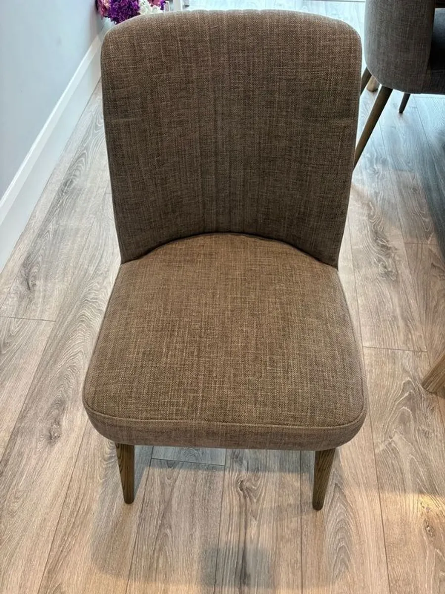 Dining table and 6 chairs - Image 3
