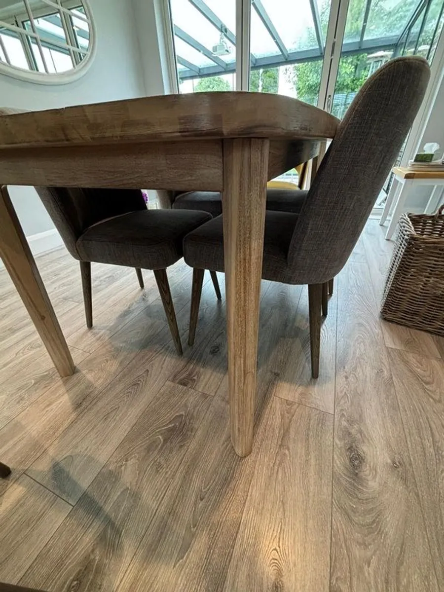 Dining table and 6 chairs - Image 4