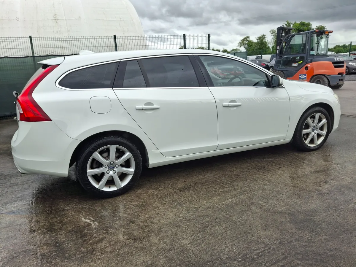 2017 Volvo V60  2.0 Diesel  Automatic - Image 4