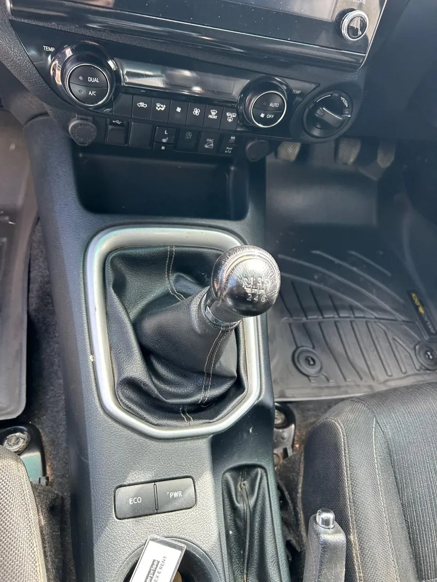 Toyota Hilux Invincible - Image 3