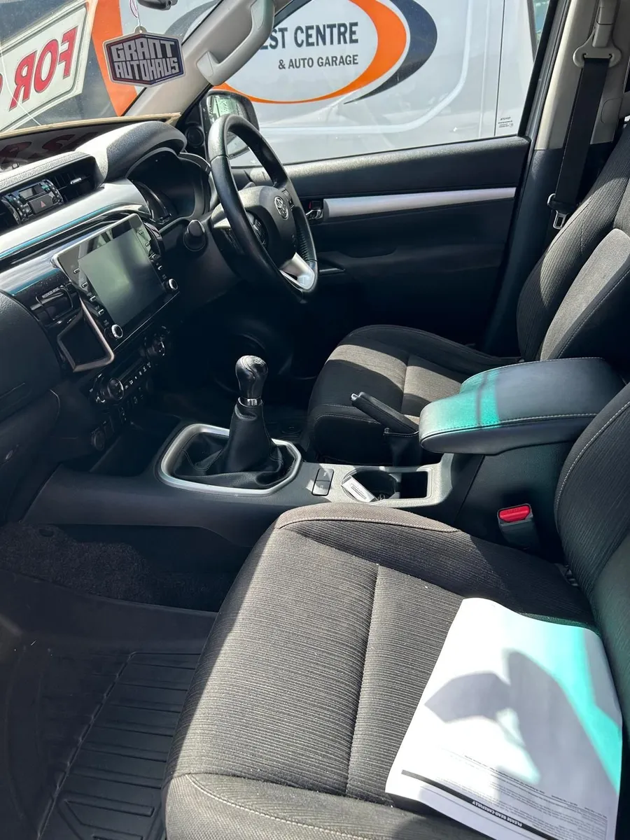 Toyota Hilux Invincible 2023 - Image 2