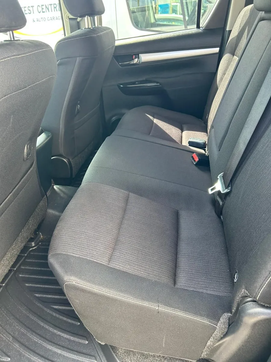 Toyota Hilux Invincible 2023 - Image 3