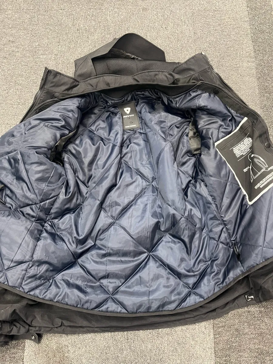 Rev’it Triomph 2 Motorcycle Jacket - Image 2