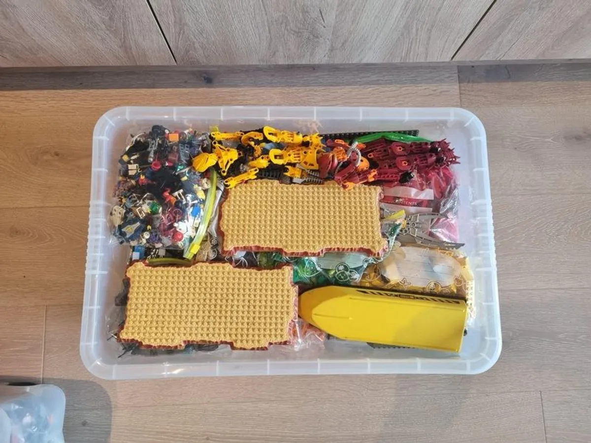 LEGO 10kg bundle + 2 large baseplates + minifigs - Image 1