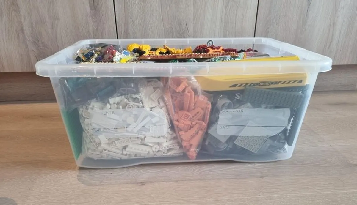 LEGO 10kg bundle + 2 large baseplates + minifigs - Image 2