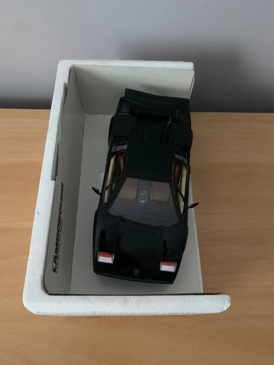 1988 Lamborghini Countach 1/18 Burago Model Car - Image 2