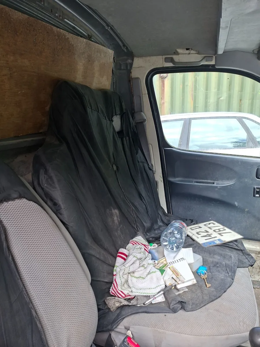 Toyota HiAce 2007 - Image 2