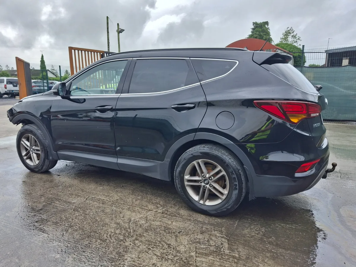 2018 Hyundai Santa Fe  7 seater - Image 4