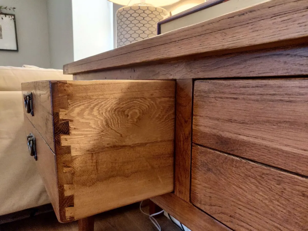 Beautiful solid oak side table - Image 4