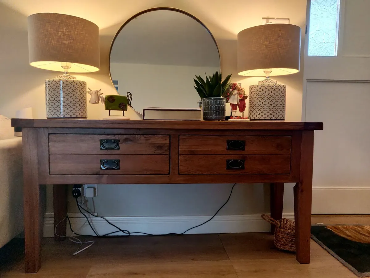 Beautiful solid oak side table - Image 1