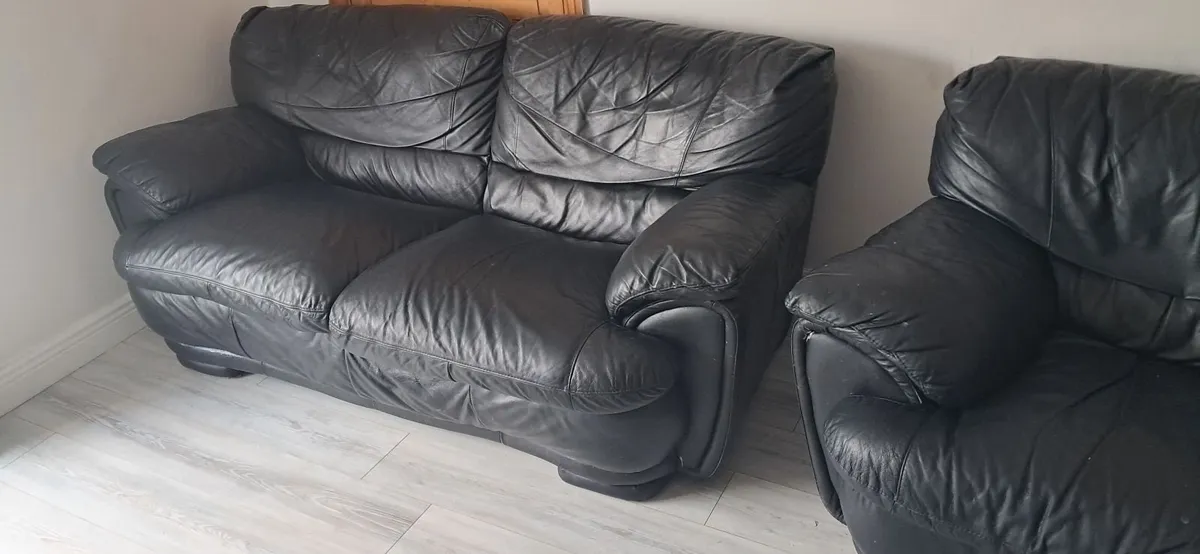 Suite of furniture - Image 1