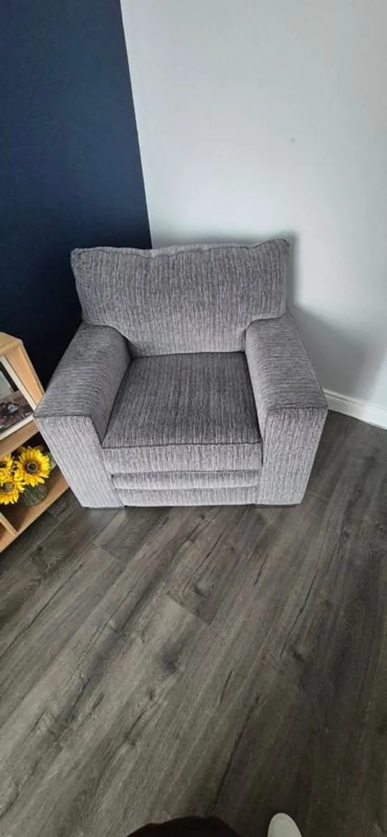 L-shaped 3 Seater Sofa & Matching 1 Seater - Near perfect condition - Image 4