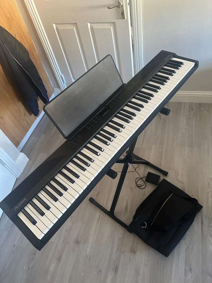Electric piano/keyboard - Image 1