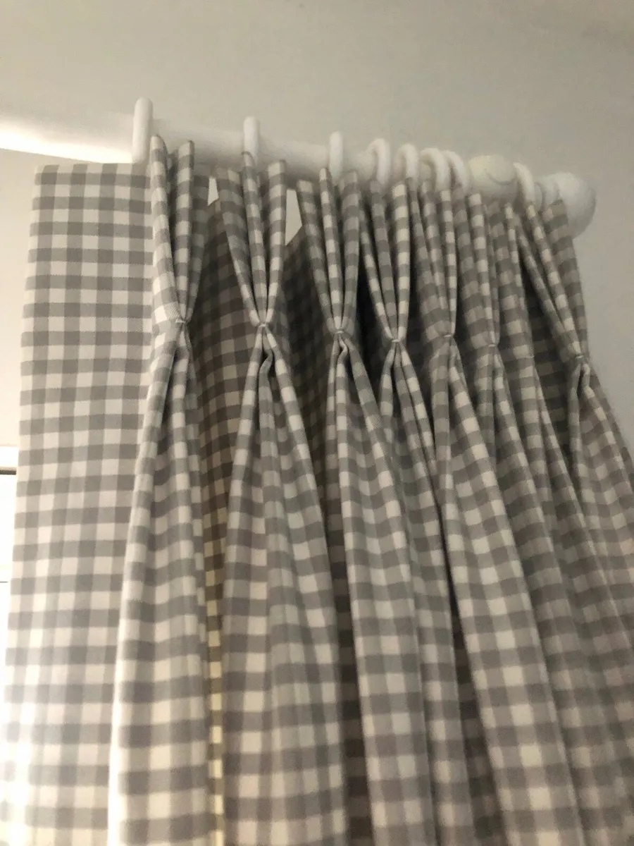 Curtains with French pleats - Image 1