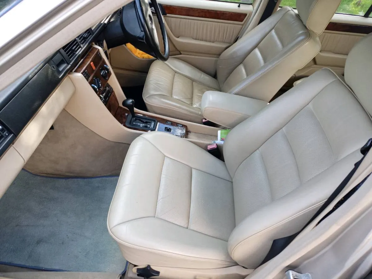 Mercedes Benz 300 e - Image 2