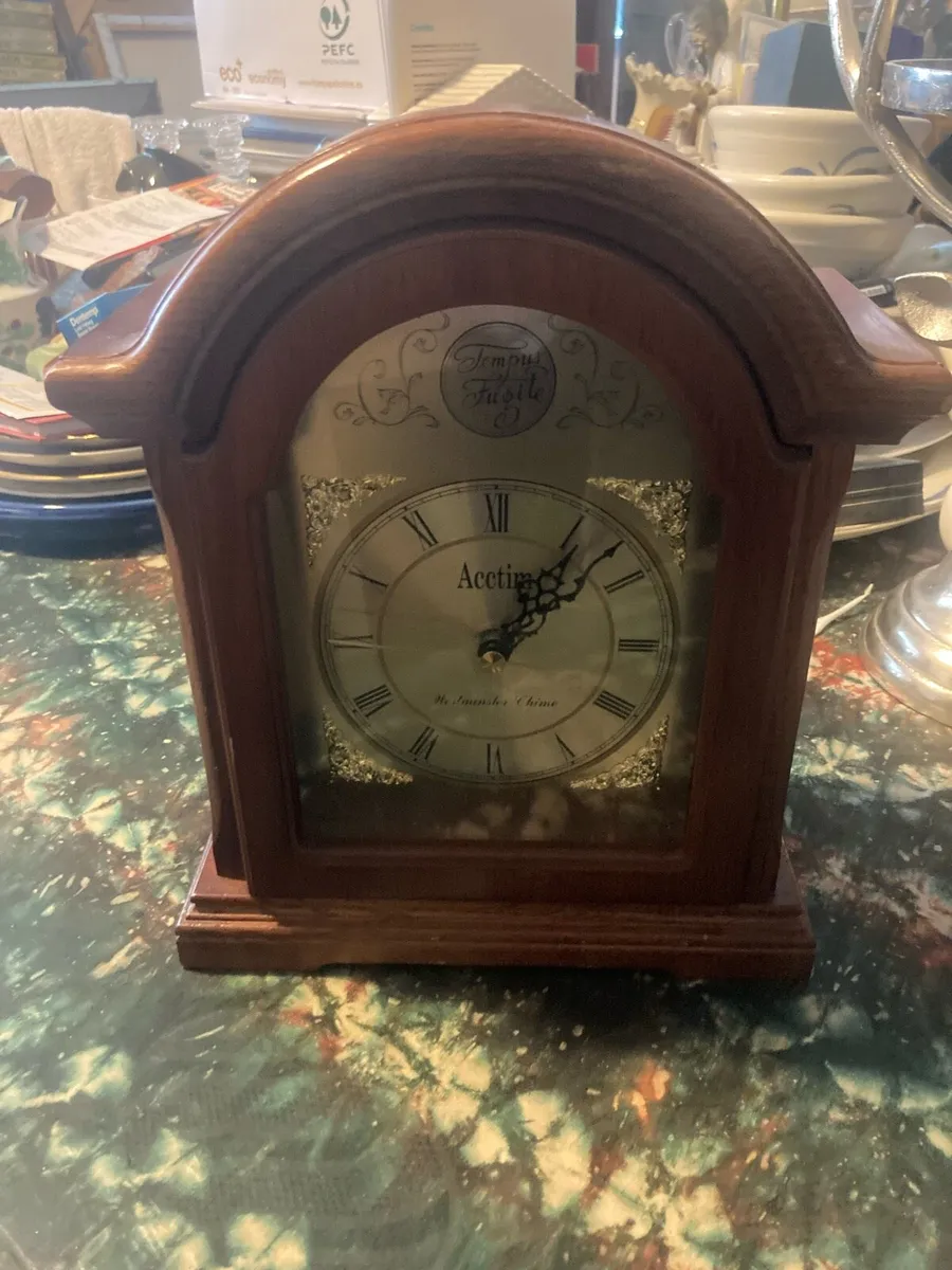 Oak mantle clock free postage - Image 1