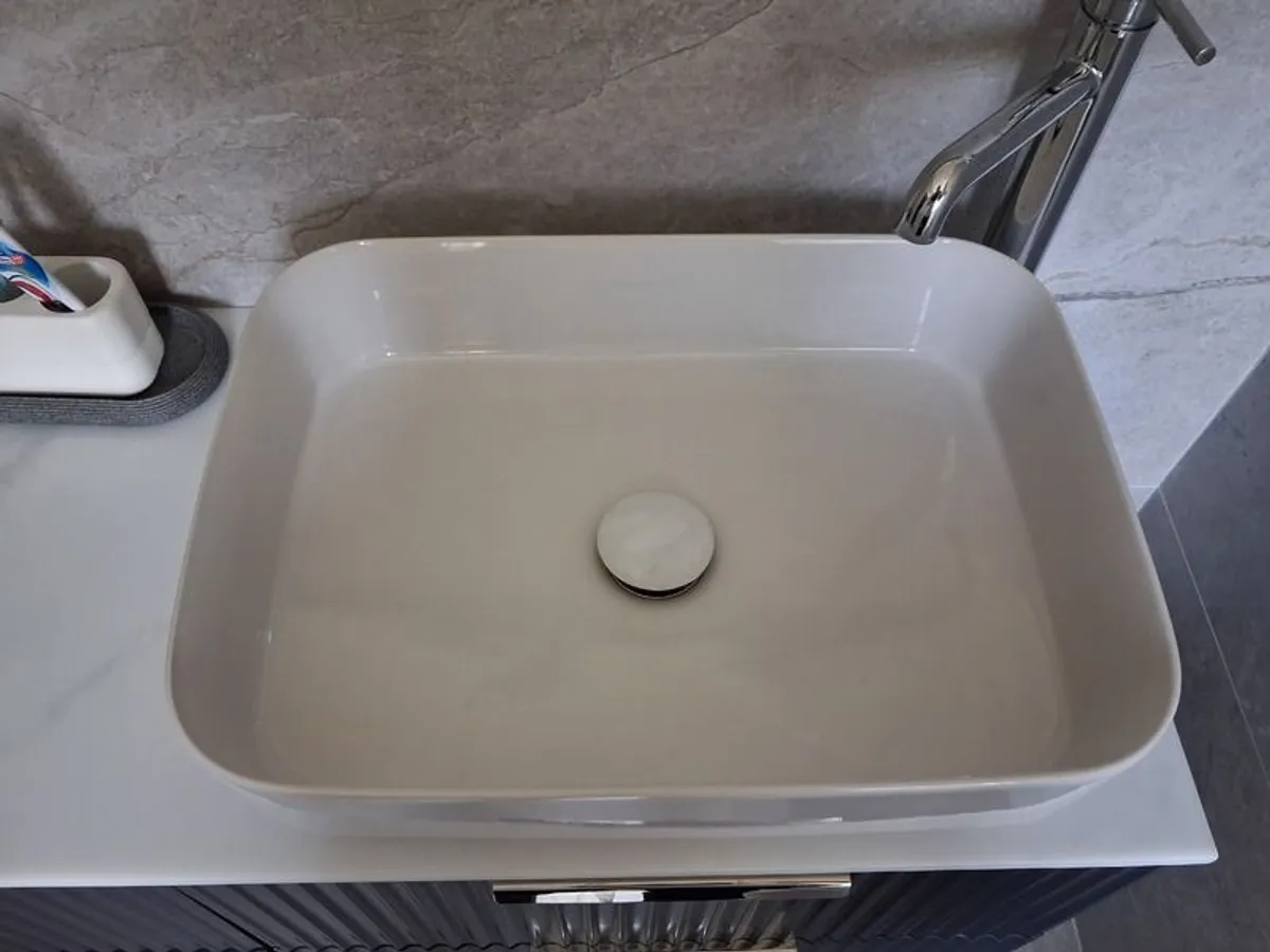 Bathroom sink - Image 3