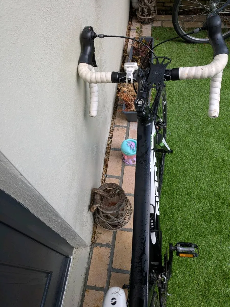 Giant Defy Road Bike - Image 3