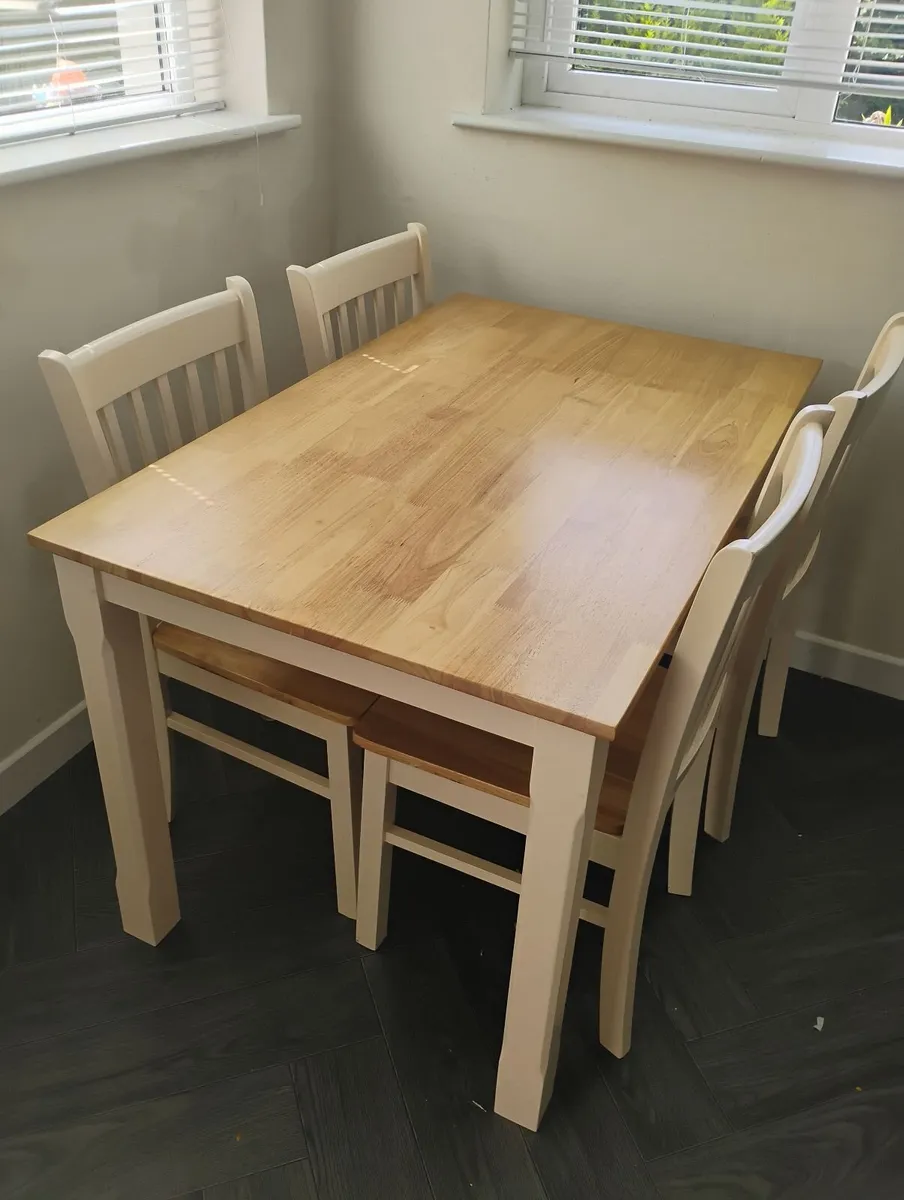 Table and chairs - Image 1