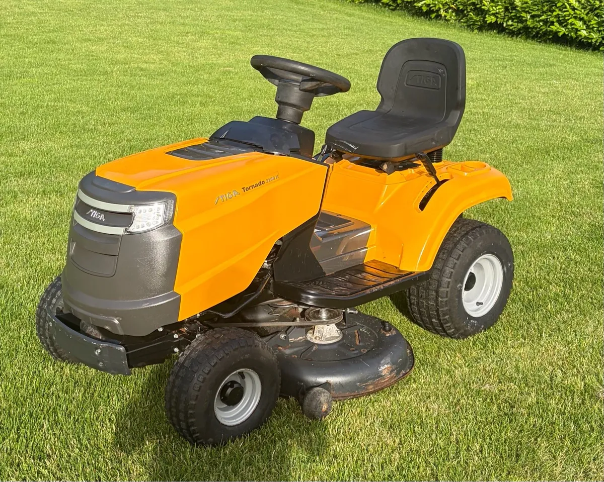 Stiga ride on lawnmower - Image 1
