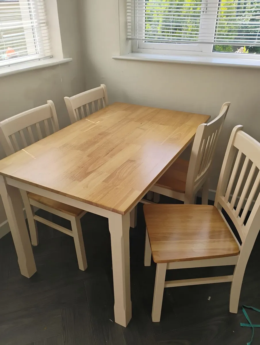 Table and chairs - Image 3