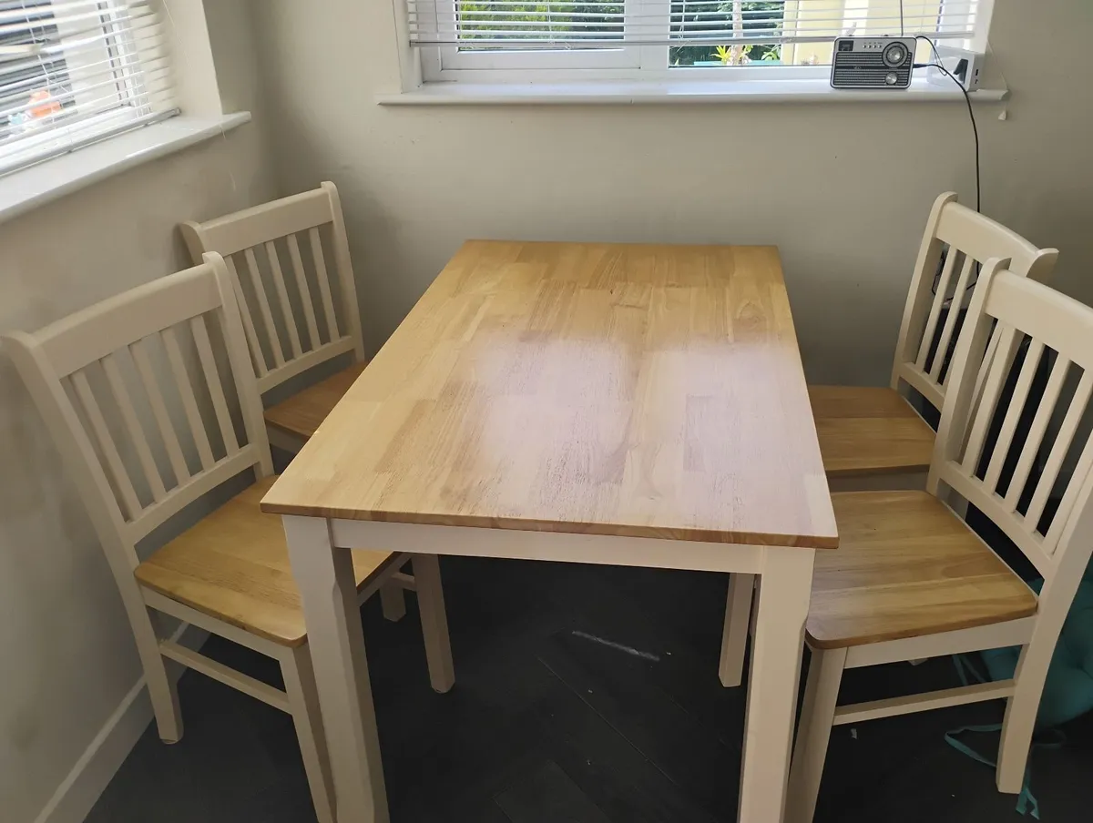 Table and chairs - Image 2