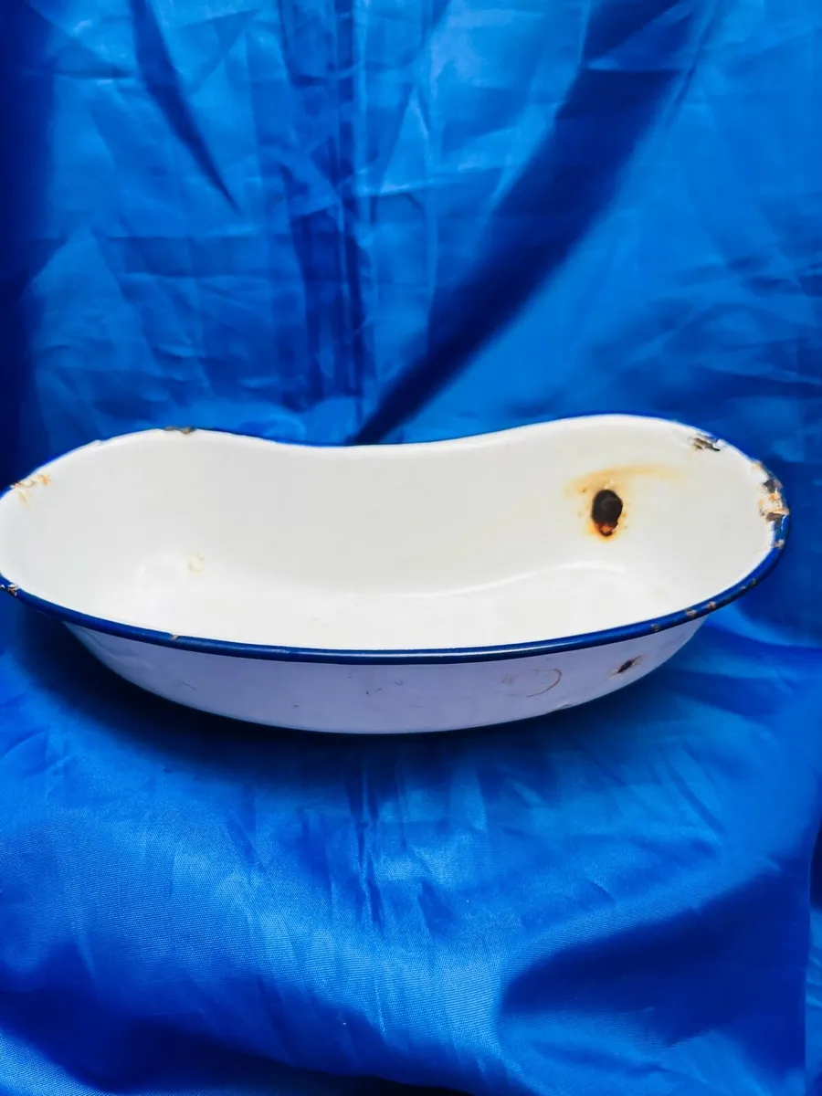 Enamel kidney-shaped medical tray - Image 1