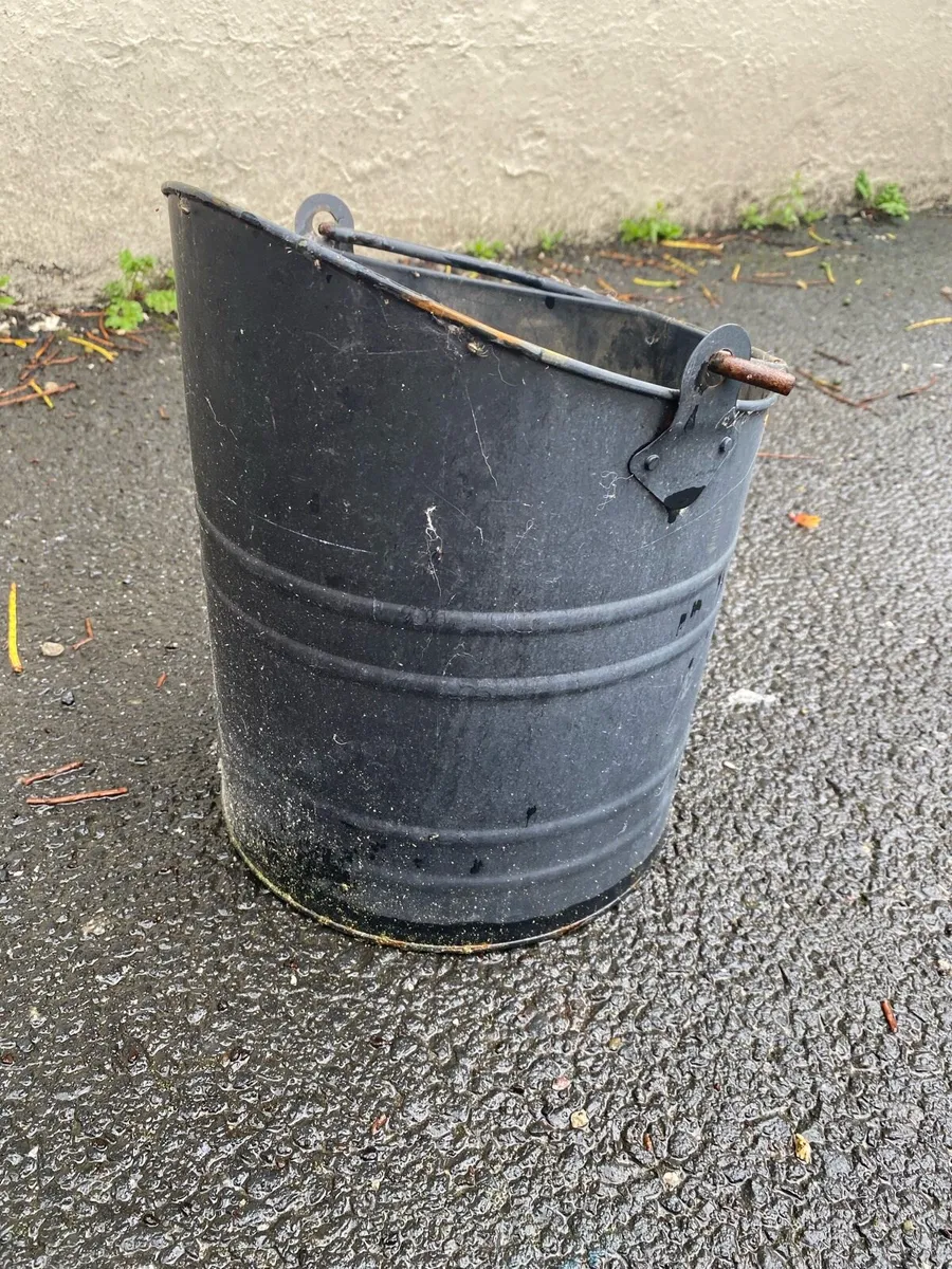 Coal and bucket - Image 3