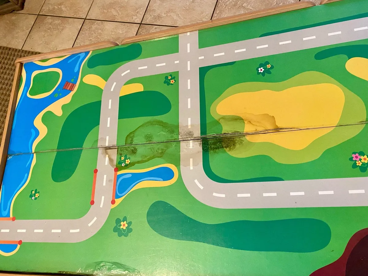 Kids train table FREE - Image 3