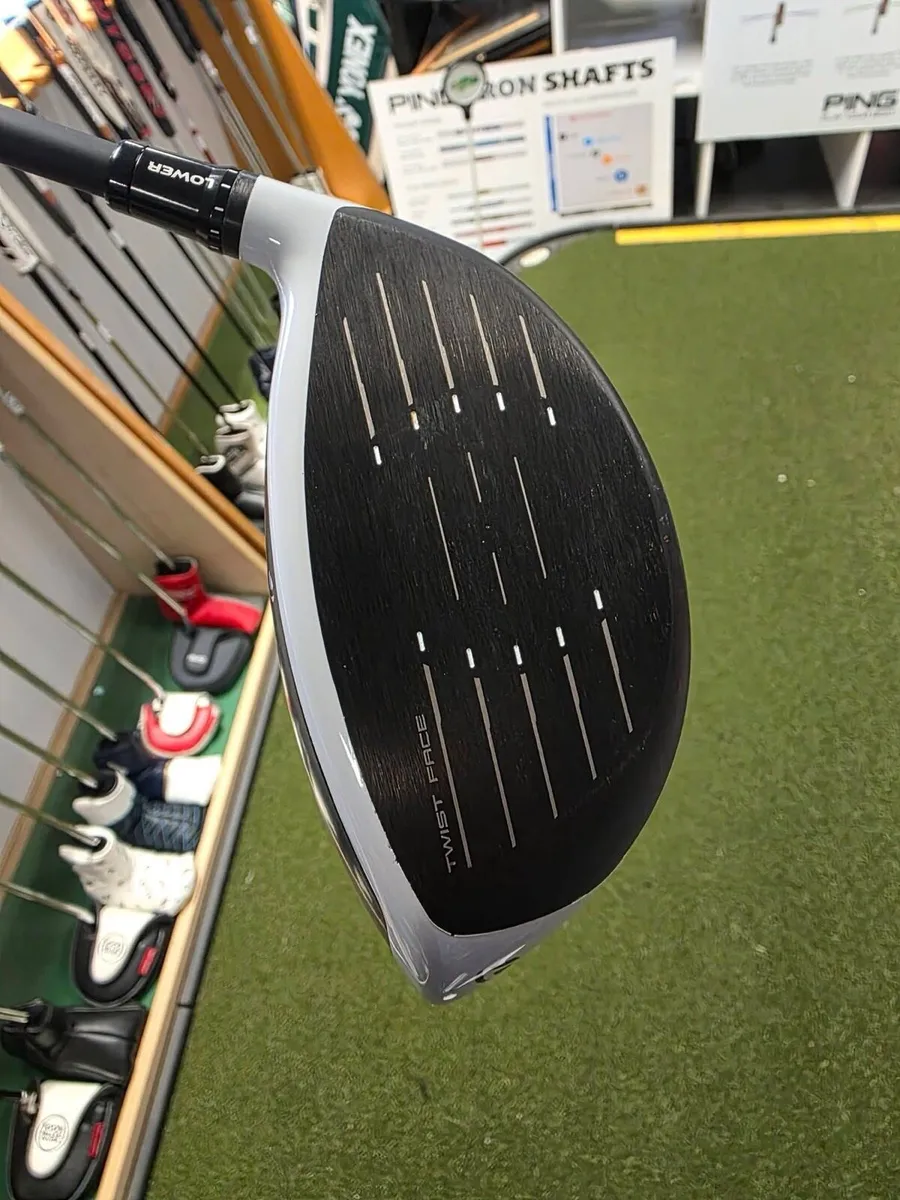 Like New Taylormade Sim2 Max Driver - Image 4